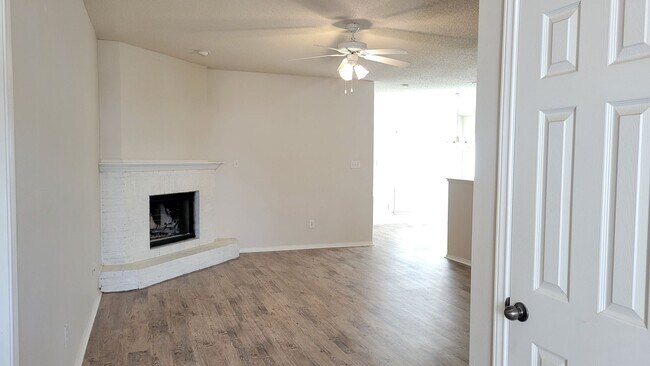 Foto del edificio - Adorable 3/2/2 Available May 1st!!
