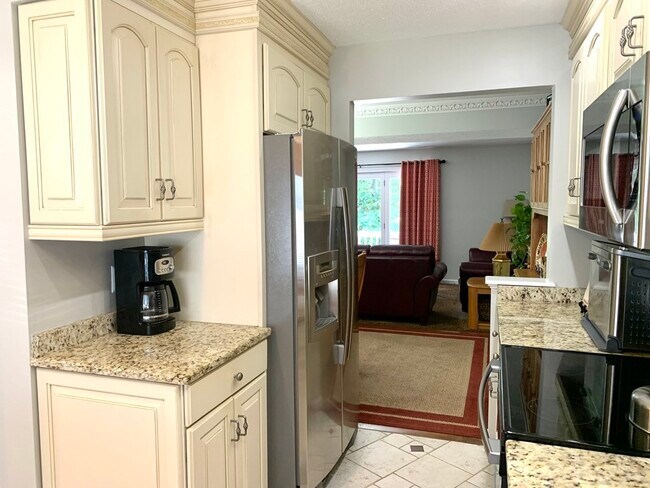 Foto del edificio - 2104 Pheasant Creek Ln