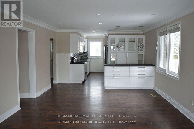 Building Photo - 97 Cartier Crescent