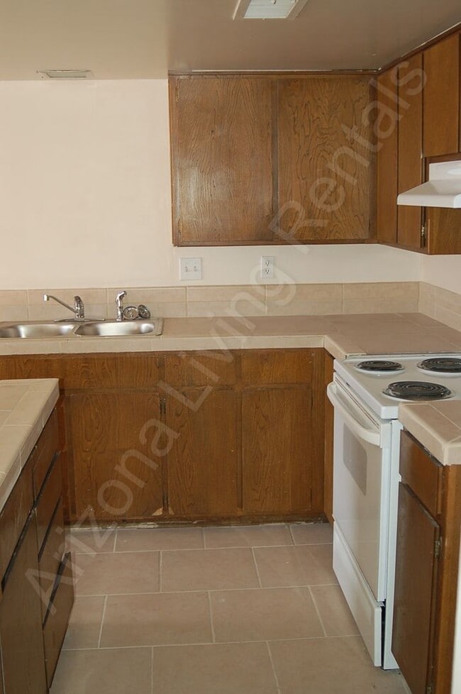 Building Photo - DELIGHTFUL 2 BEDROOM DUPLEX
