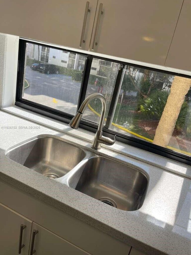 Foto del edificio - 17021 N Bay Rd