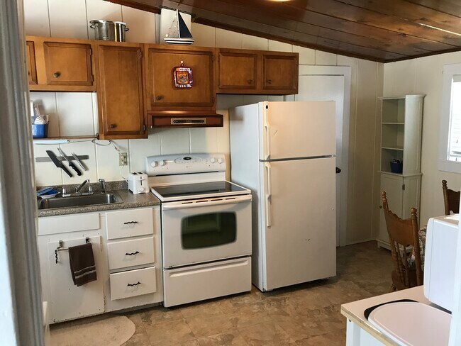 cocina comedor con lavadora y secadora apilables - 38B Warren Ave