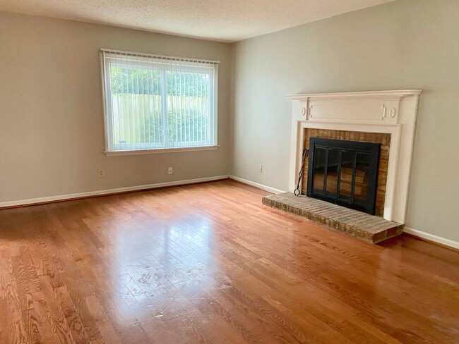 Building Photo - 3BD/2.5BA Townhouse with Garage! Close to ...