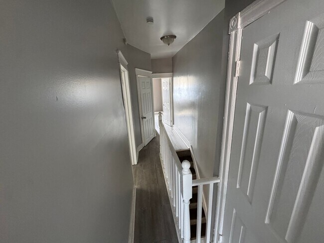 Foto del edificio - 2 bedroom 1 bath w/ an additional room