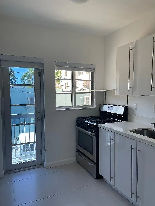 Photo - 916 W 42 St