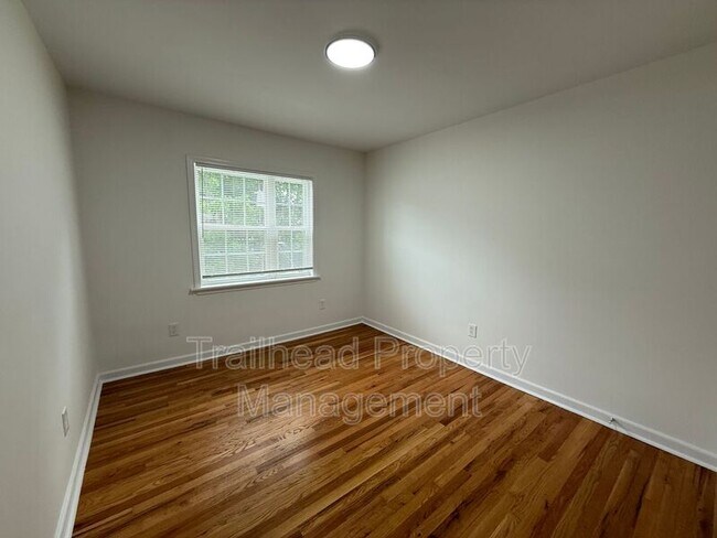 Foto del edificio - 6413 Brookside Rd