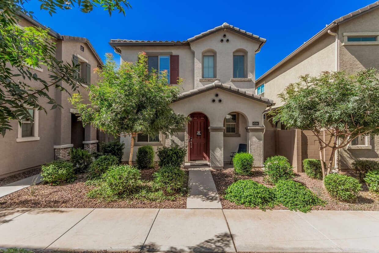 Primary Photo - Stylish 3?Bed • 2.5?Bath Home in Cypress R...