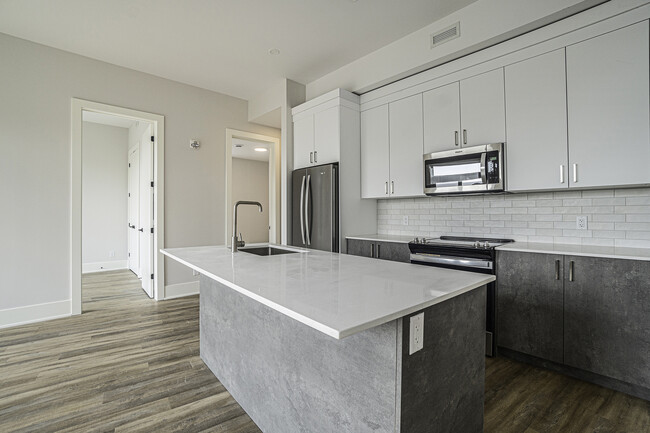 Building Photo - 404 Eden Av