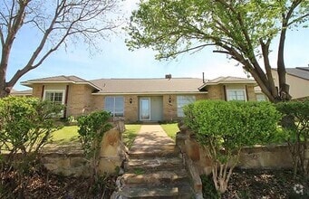 Building Photo - 6014 Lakeshore Dr