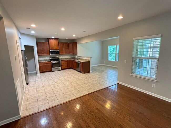 Building Photo - Fairway Farms home close to Vietnam Vetera...