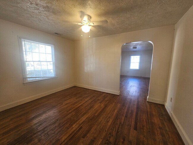 Building Photo - New Listing