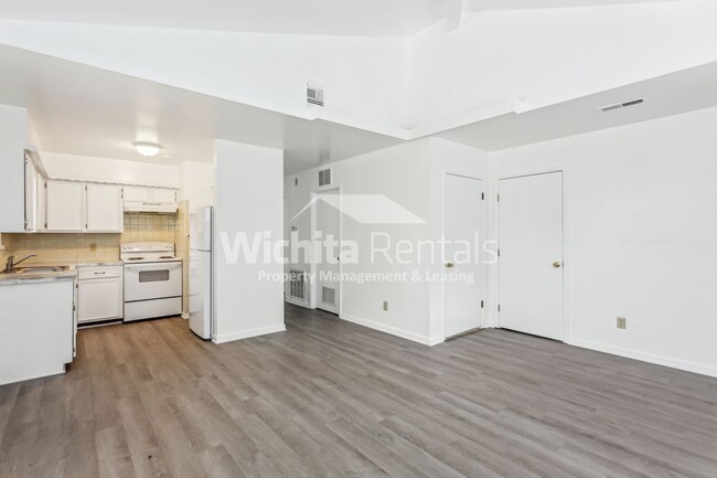 Building Photo - Large 2 bedroom 2 bath duplex