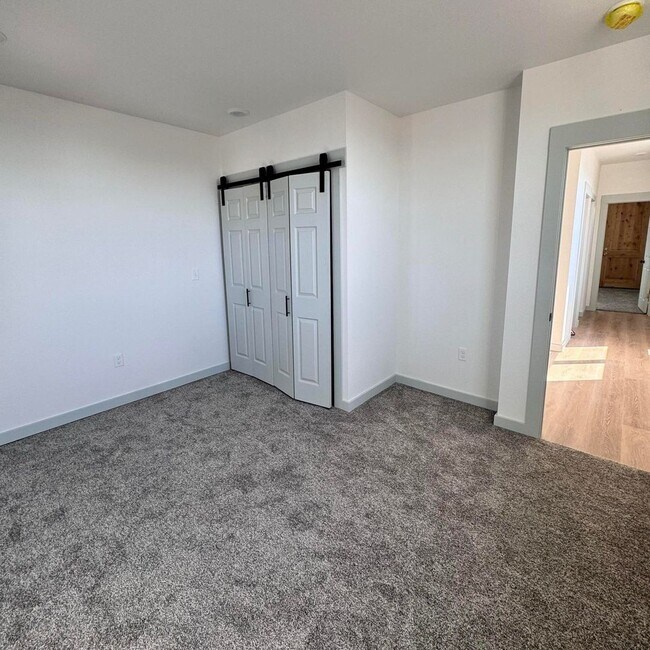 Building Photo - Newley Remodeled 3 Bedroom 2 Bathroom