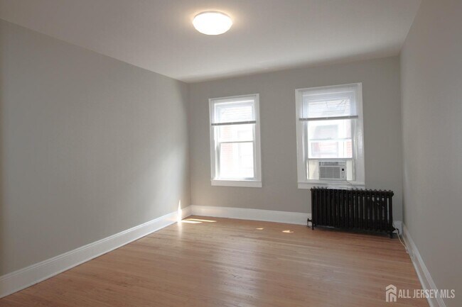 Building Photo - 168 Easton Ave