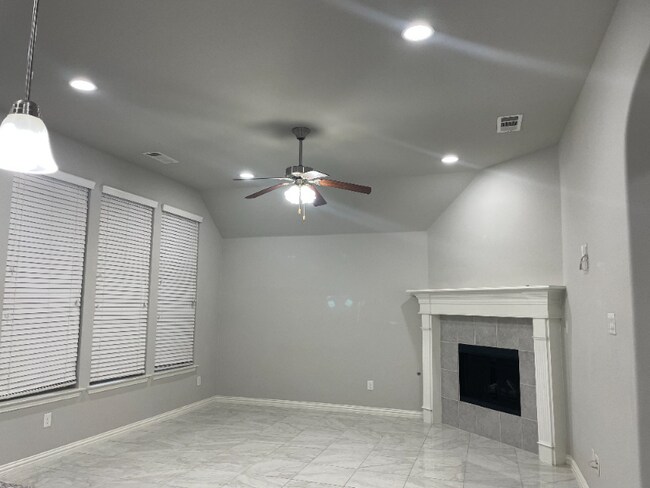 Foto del edificio - 6809 Helena Way