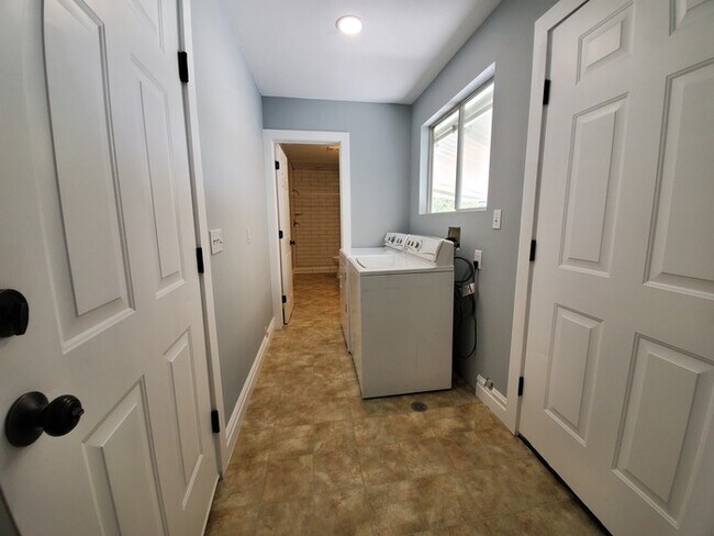 Building Photo - 3367 1100 E