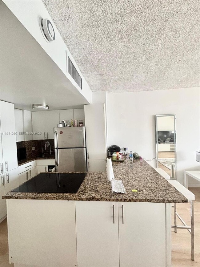 Building Photo - 999 Brickell Bay Dr