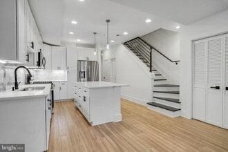 Building Photo - 1225 Raum St NE