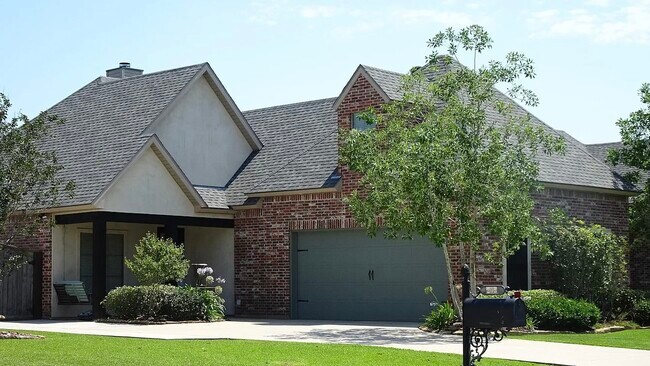 Building Photo - 205 Range Dr
