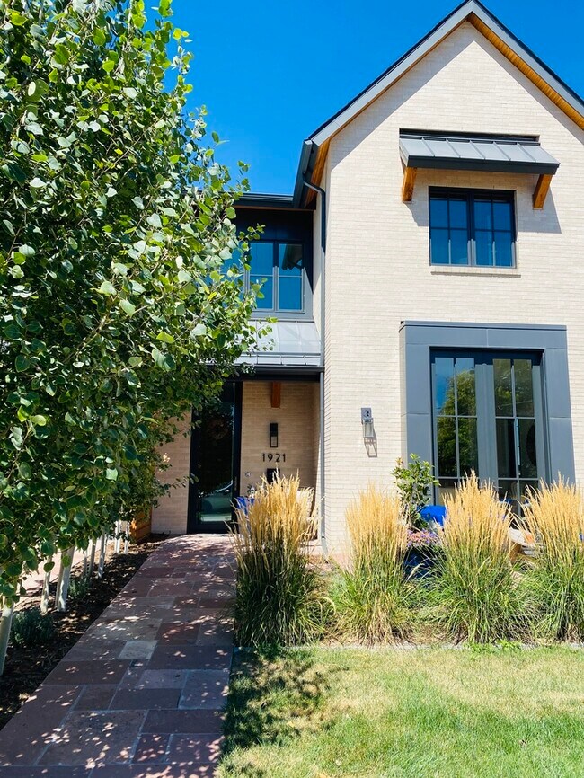 Building Photo - Stylish Duplex in LoHi!