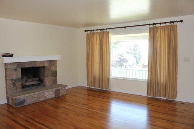 Foto del edificio - 1943 S Davis Blvd