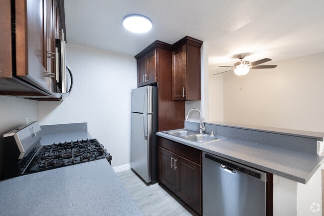 2 habitaciones, 2 baños - 890 pies cuadrados - Cocina - Chateau W6600 Apartment Homes