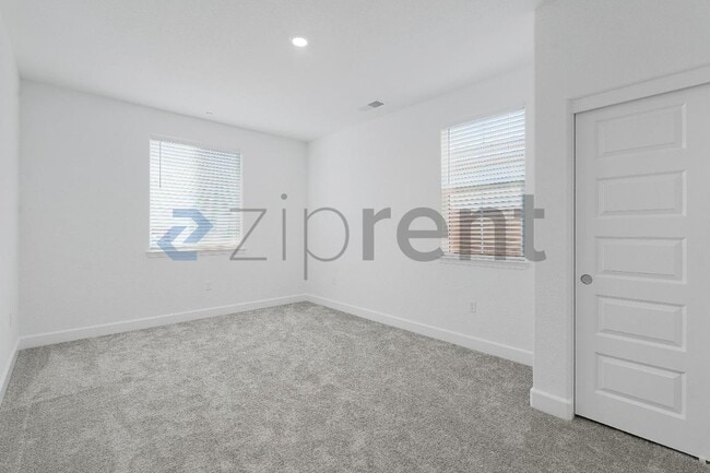 Building Photo - Unit