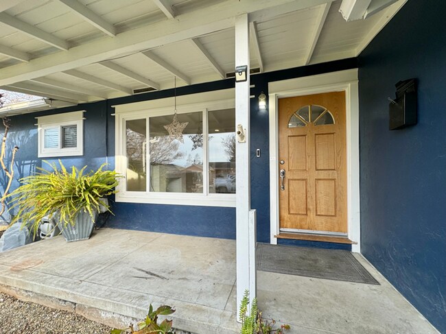 Building Photo - Centrally Located Three Bedroom Napa Home