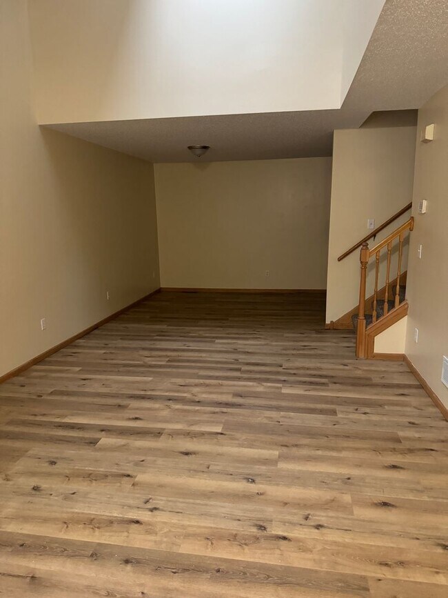 Foto del edificio - New paint and flooring! 3 bed/1.5 bath ove...