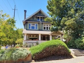 Building Photo - 2909-2909 NE 9th Ave