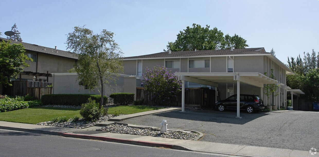 Primary Photo - 77 Donegal Way