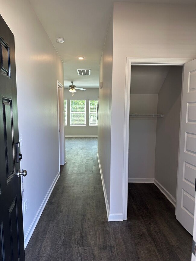 Foto del edificio - *Pre-Leasing*  Three Bedroom | Two and a H...