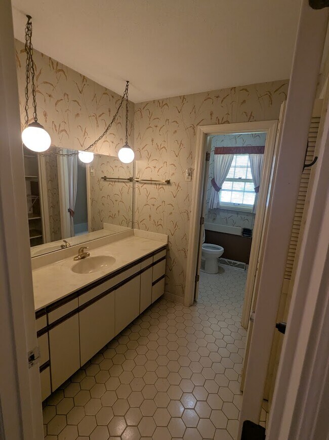 Baño principal/ducha/bañera/inodoro - 816 Wedgewood Rd