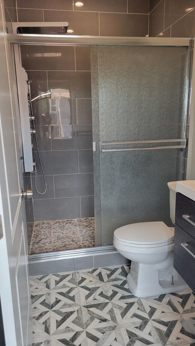 Full bathroom - 11355 Hubbard St