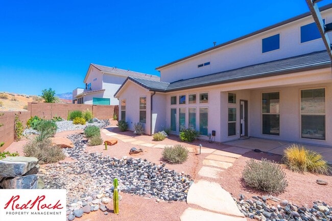 Building Photo - Stunning 4 Bedroom Home. Dog friendly!