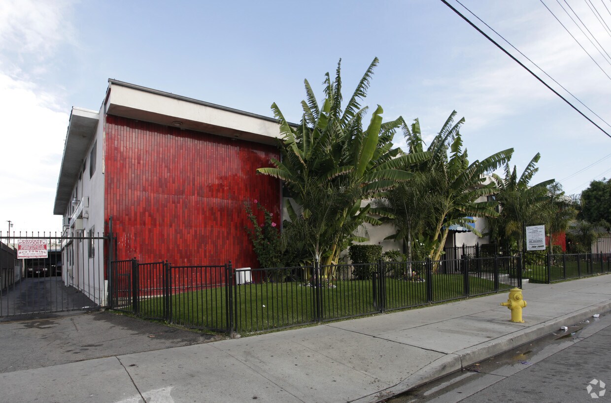 Primary Photo - 13001 Vanowen St