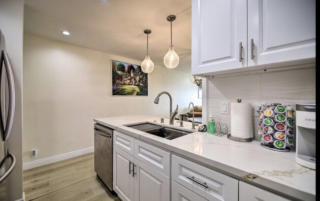 Building Photo - 232 E Surfside Dr