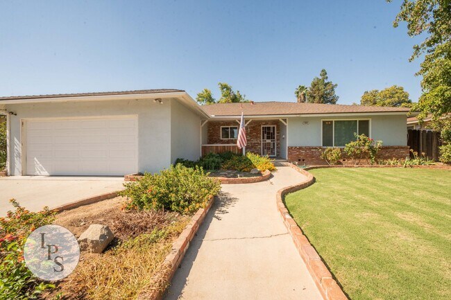 Building Photo - N.E. Fresno Home, 3BR/2BA, Updated Kitchen...
