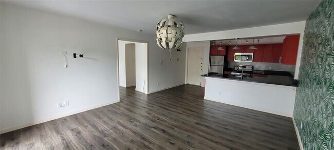 Building Photo - 2818 S Bartell Dr