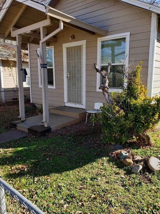 Foto principal - Remodeled One Bedroom Cottage With Private...