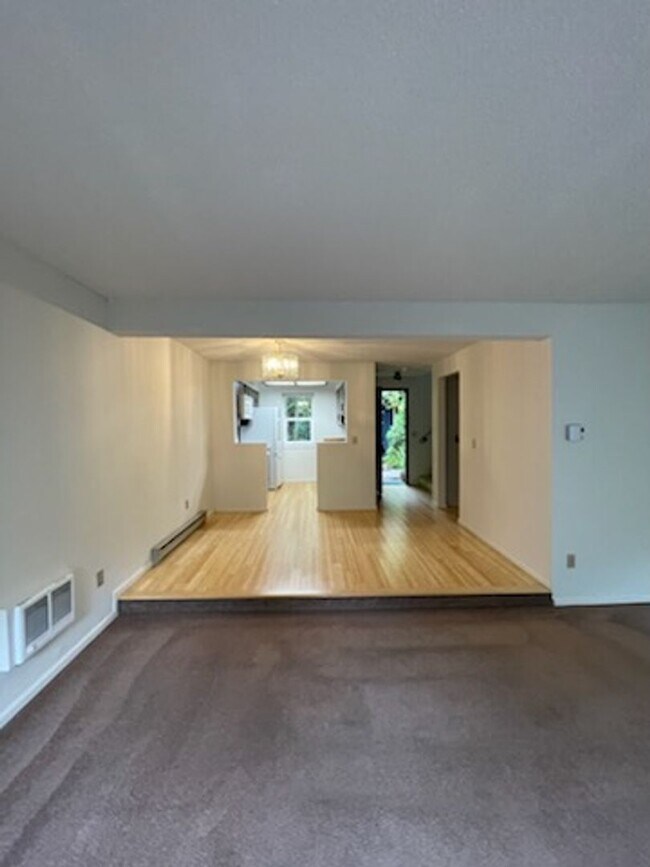Foto del edificio - Spacious 2-Bed, 1.5-Bath Home with Firepla...