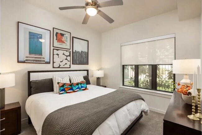 Building Photo - Upscale 1/1 Apt – Style, Comfort & Convenience!