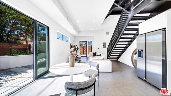 Foto del edificio - 1123 N Formosa Ave