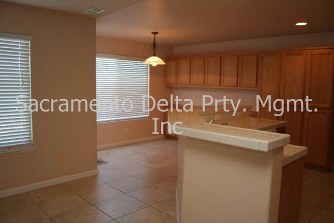 Building Photo - Beautiful 5 Bedroom 3 bath Natomas Home