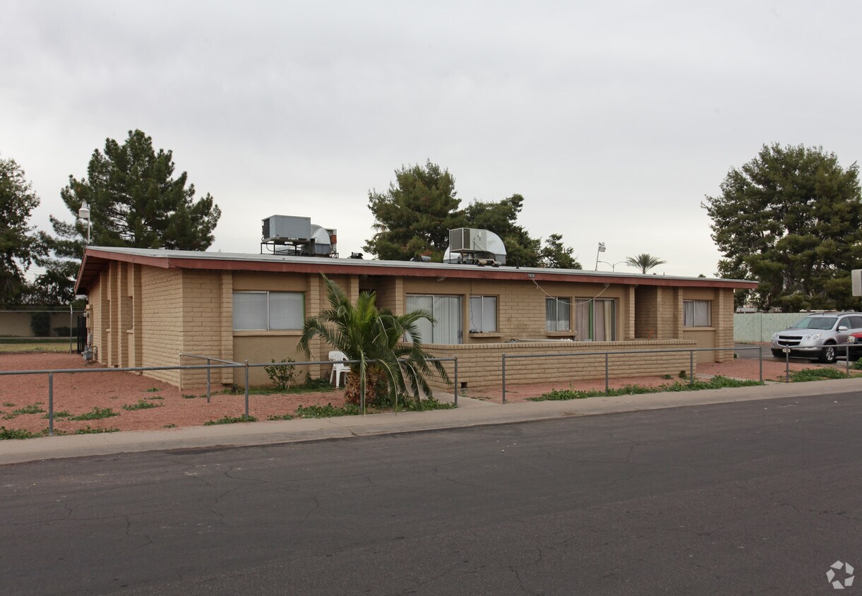 Foto del edificio - 5926 W Rose Ln
