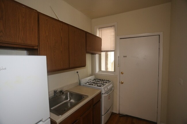 Building Photo - 714 W Barry Ave