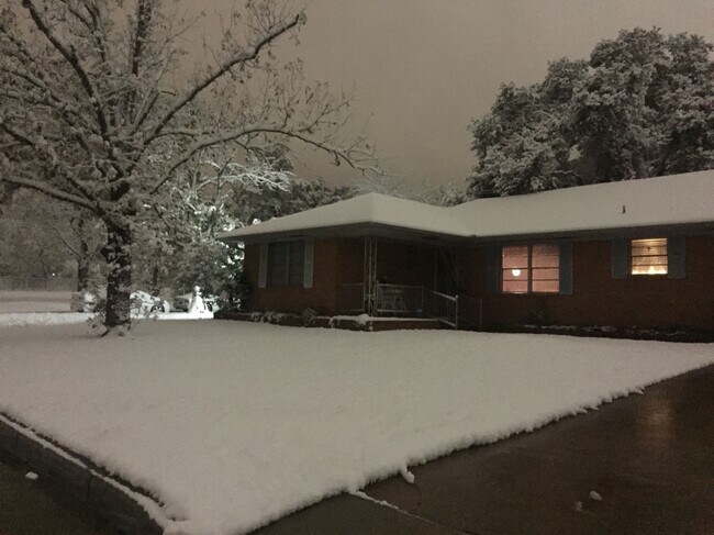 Foto del edificio - 804 Dexter Dr S