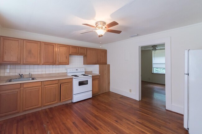 Building Photo - 2020 Hollywood Dr