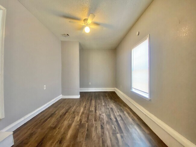 Building Photo - Great rental now available near Texas Tech University and UMC.