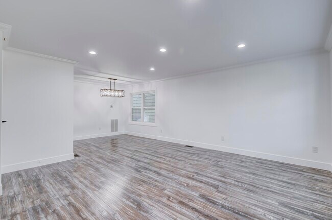 Building Photo - 128 W 45th St
